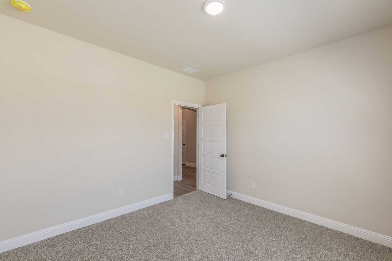 213 Navajo Trl - Photo 3 of 39