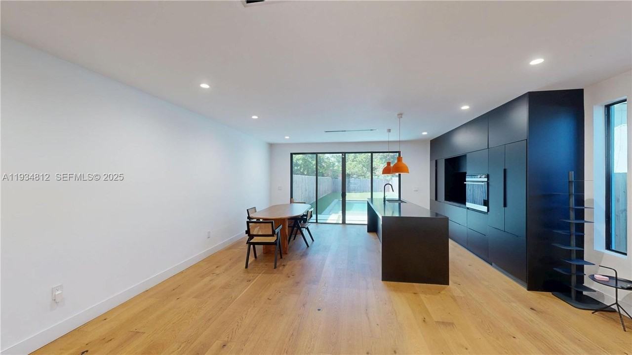 353 Nw 50th St - Photo 5 of 16