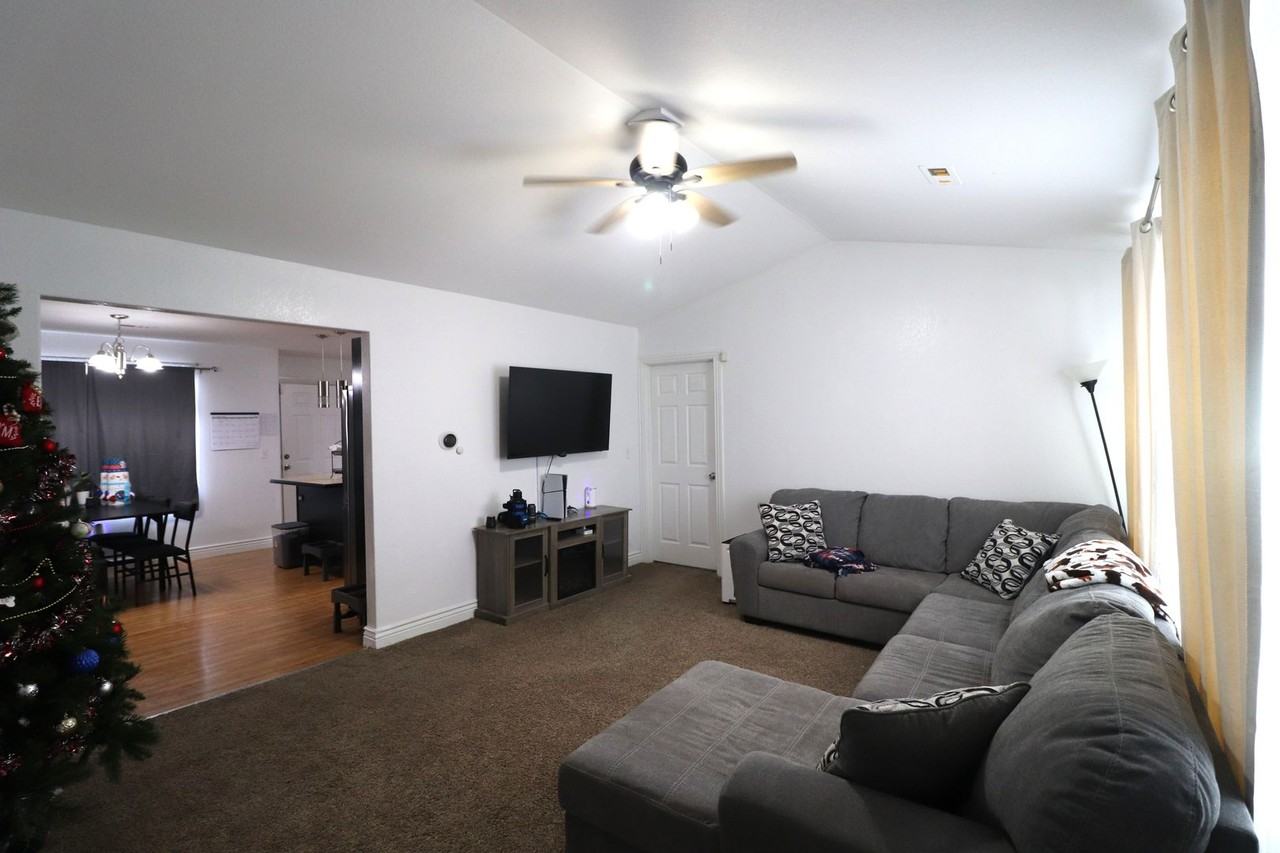 1637 W 14th Street Pl - Photo 4 of 32