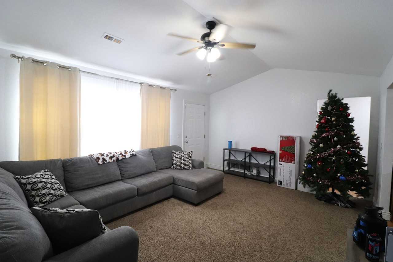 1637 W 14th Street Pl - Photo 5 of 32