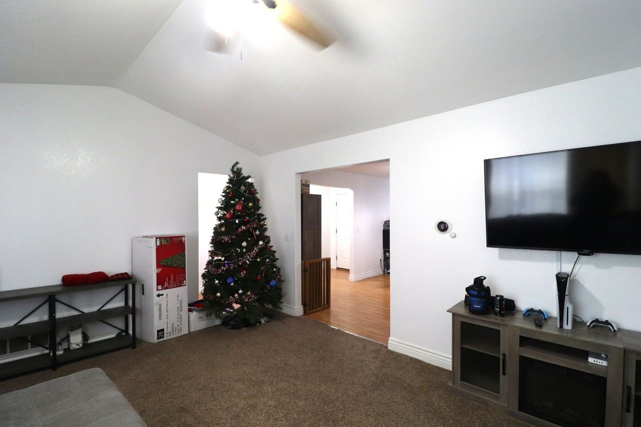 1637 W 14th Street Pl - Photo 6 of 32