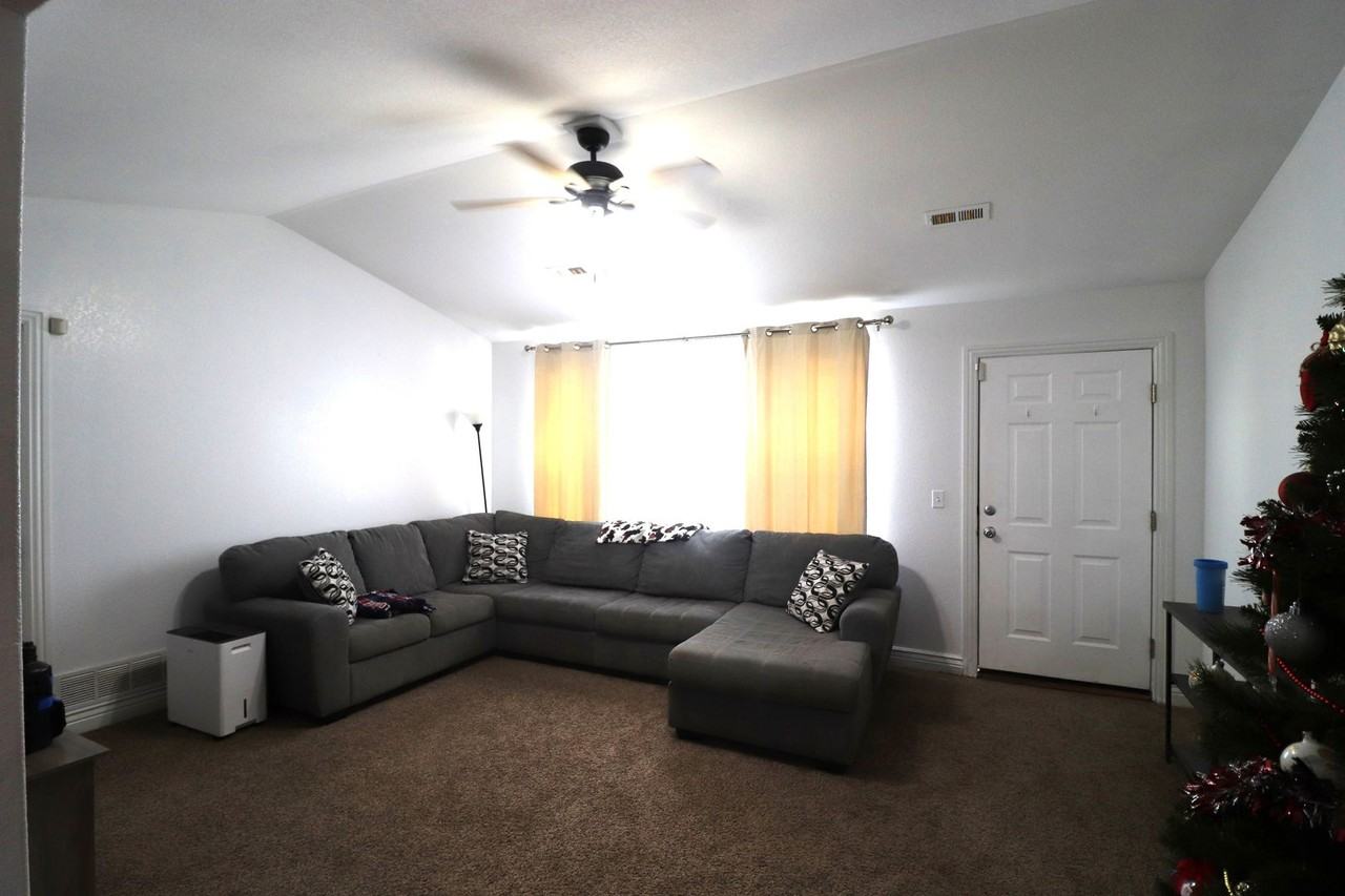 1637 W 14th Street Pl - Photo 7 of 32