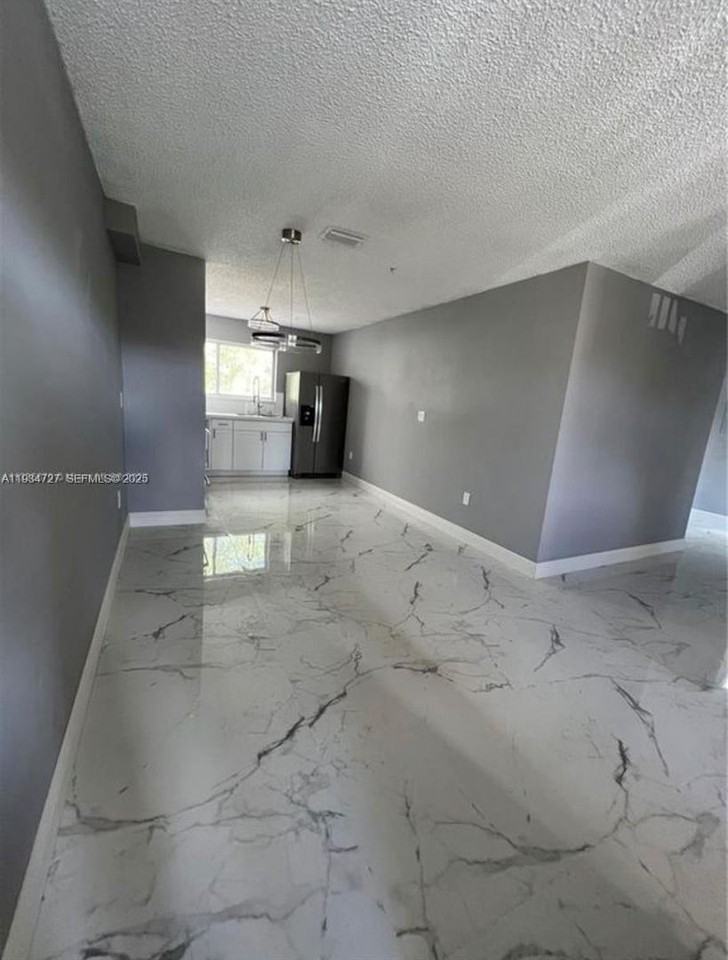 511 Nw 82nd Ave - Photo 3 of 11