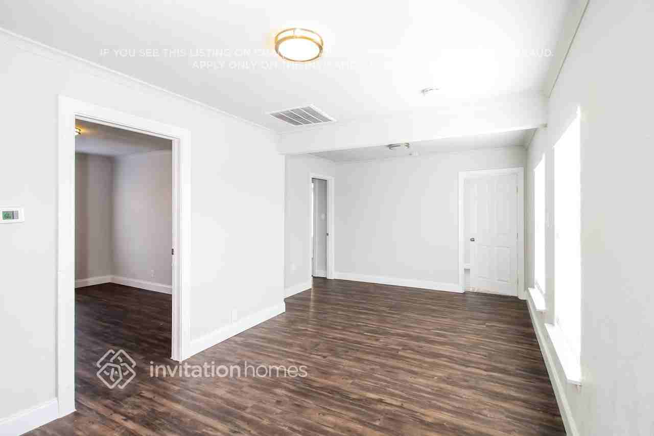 403 E Standifer St #B - Photo 3 of 14