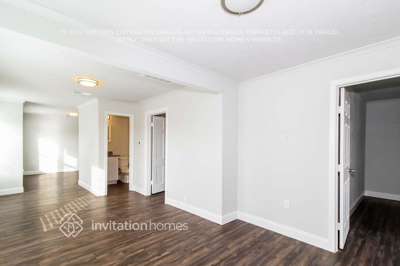 403 E Standifer St #B - Photo 7 of 14