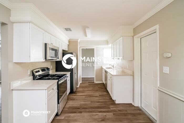 1247 Kingston Ave - Photo 5 of 16