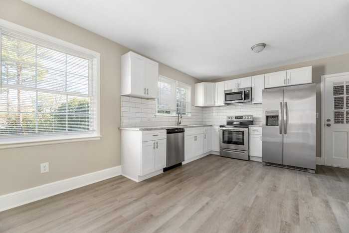 804 Townsend Ave - Photo 4 of 28