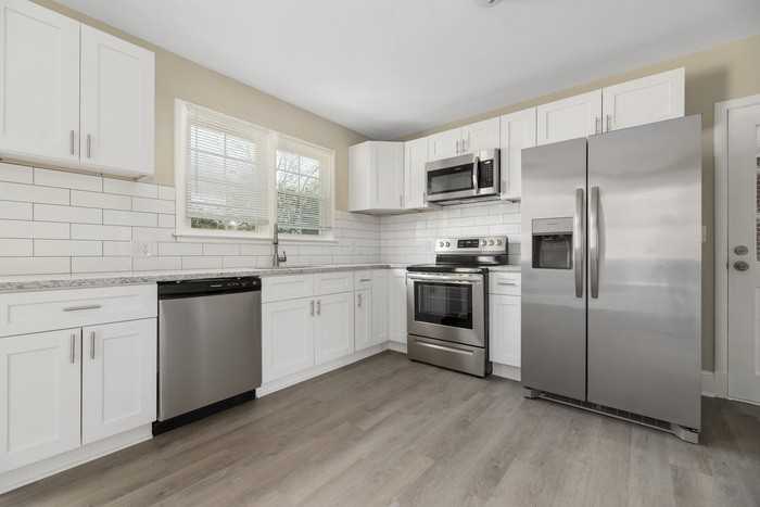 804 Townsend Ave - Photo 6 of 28