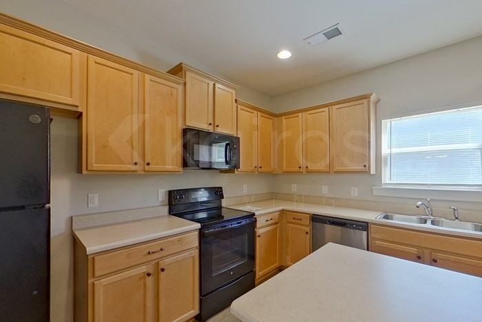 105 Robin St - Photo 7 of 28