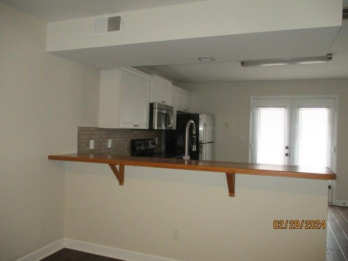 1007 Michigan St - Photo 2 of 10