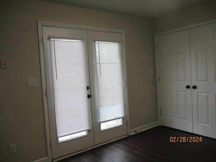 1007 Michigan St - Photo 3 of 10