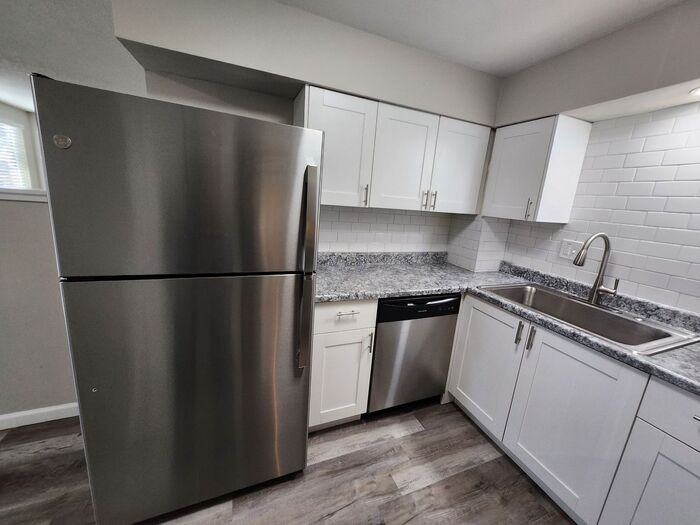 1628 S Cascade Ave #D - Photo 3 of 20