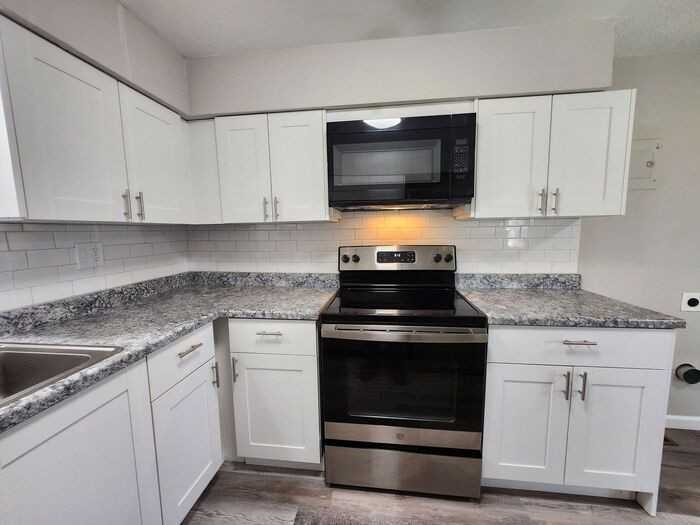 1628 S Cascade Ave #D - Photo 4 of 20