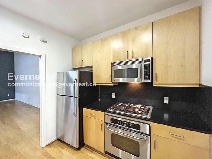 415 S Front St #111 - Photo 4 of 23