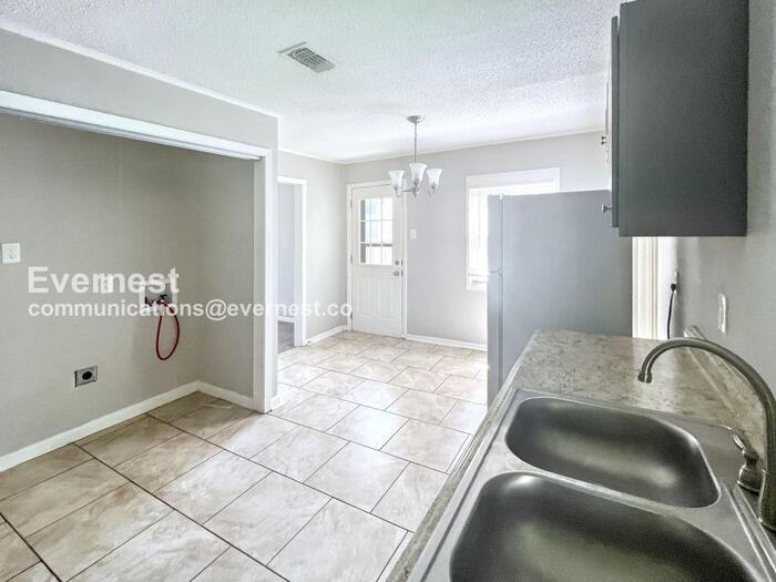 110 Border Cir - Photo 3 of 16