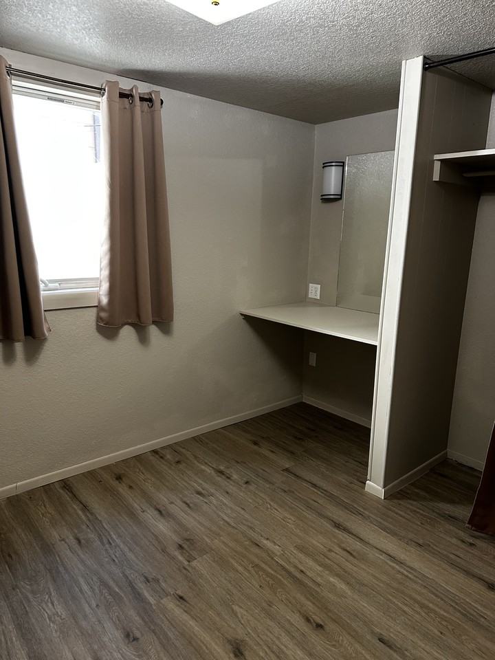 725 1/2 Broadwater Ave #725-1-2 - Photo 2 of 5