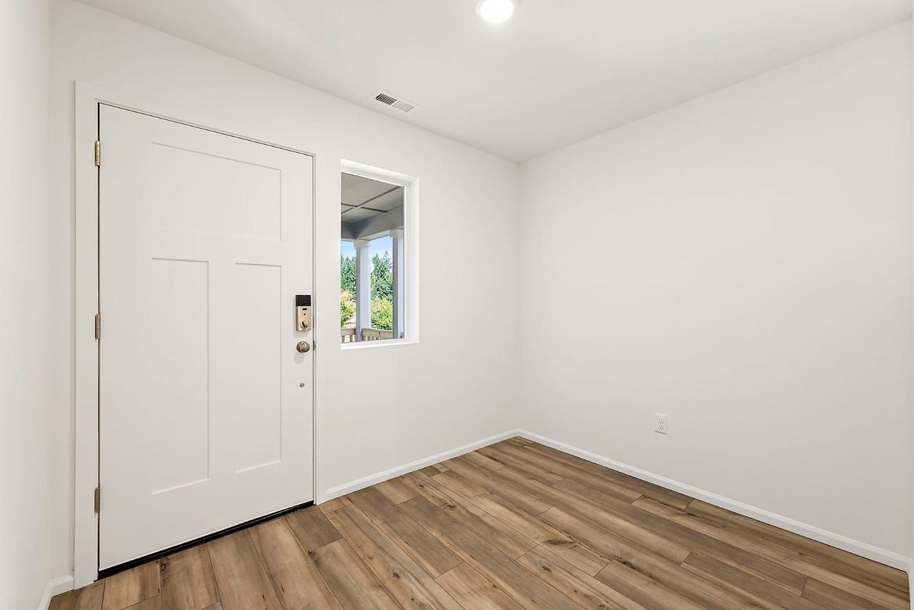 620 Alocasia St Ne #NA - Photo 2 of 12