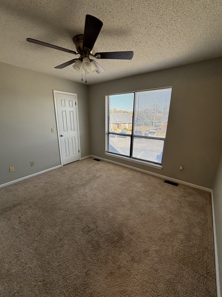 2701 Thackery Rd #27 - Photo 5 of 17