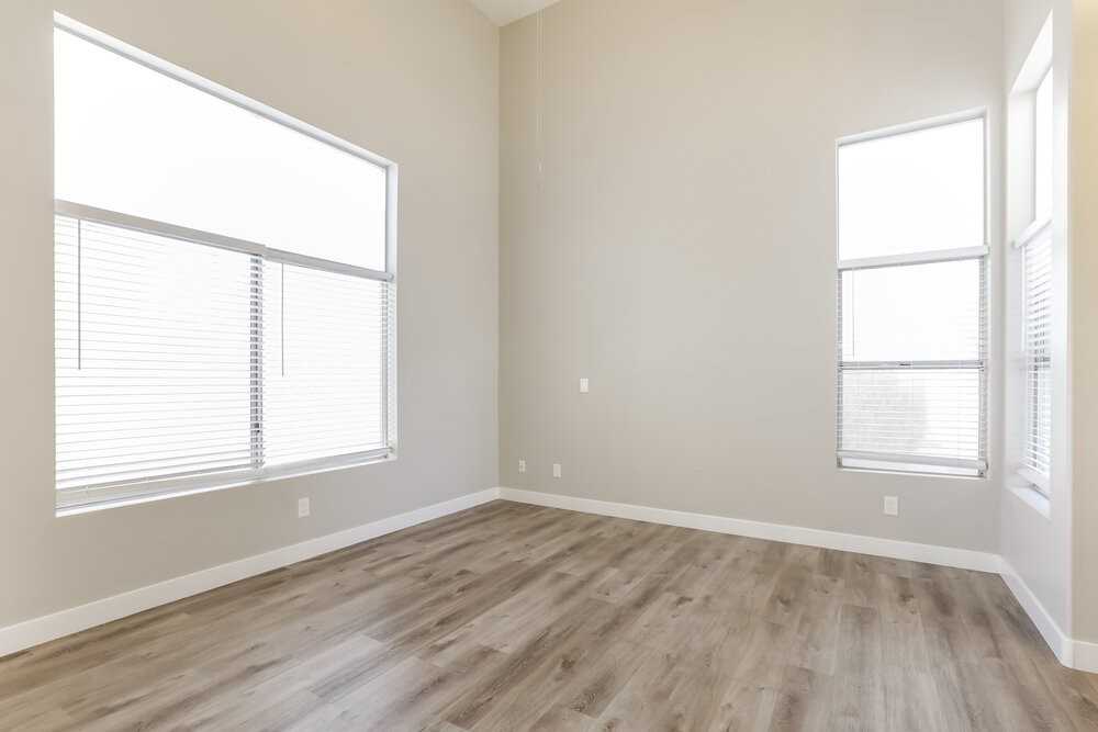 2446 Cliffwood Dr - Photo 4 of 17