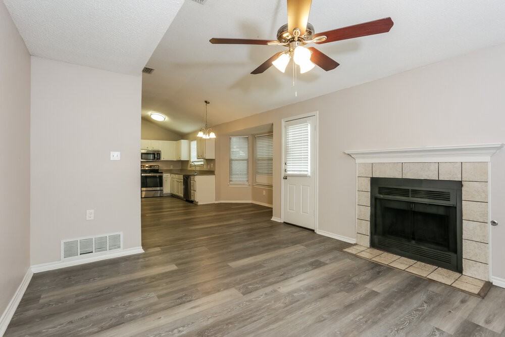 208 Chamblin Dr - Photo 4 of 17