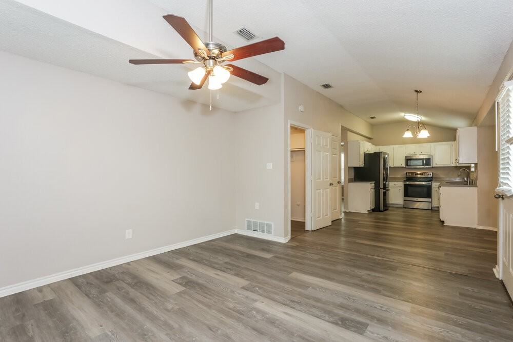 208 Chamblin Dr - Photo 5 of 17