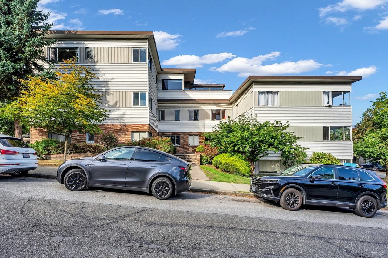 YORK PLAZA - Photo 2 of 17