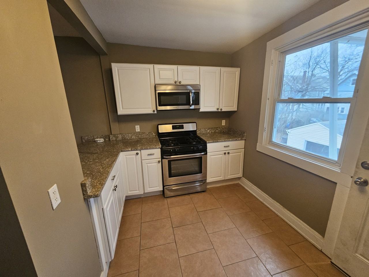 1330 Brockley Ave - Photo 5 of 22