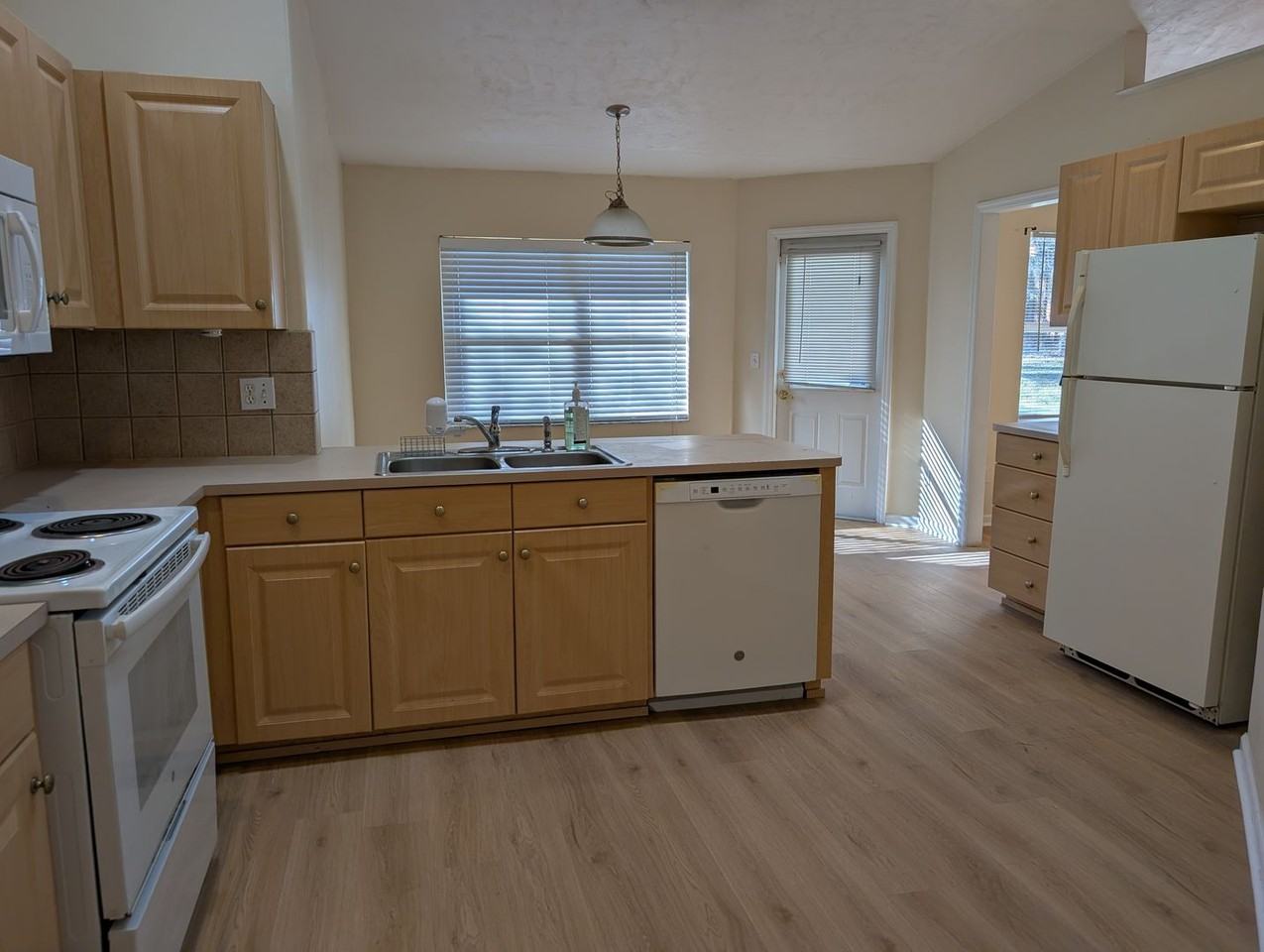 428 Nw 96th Way - Photo 6 of 15