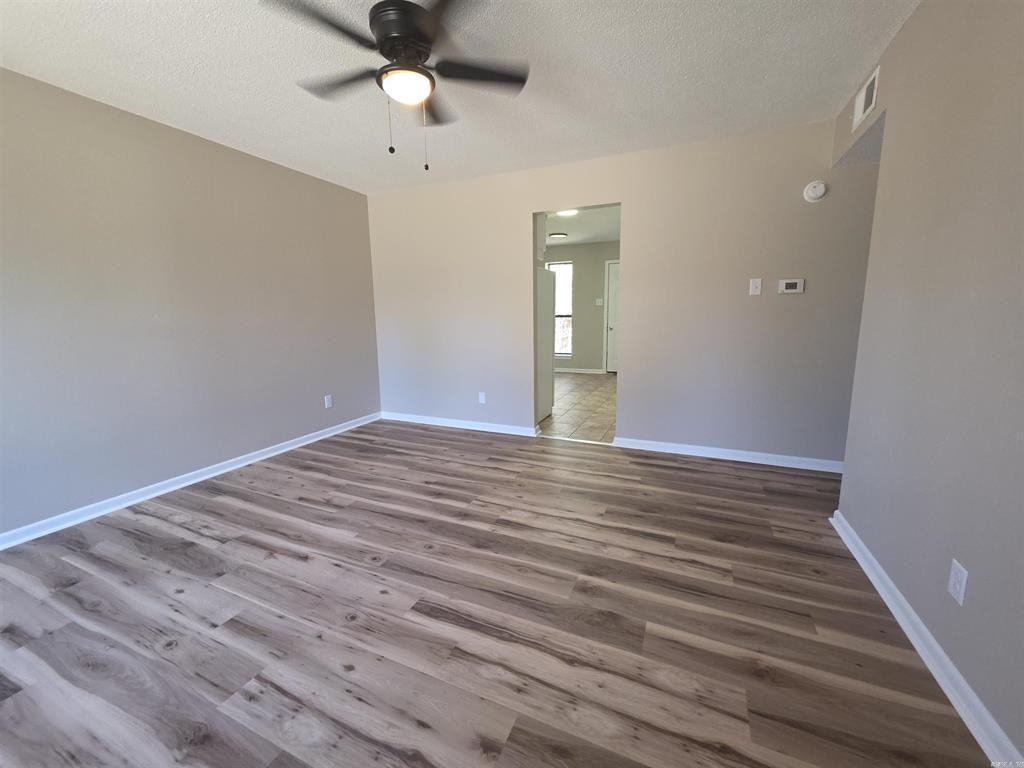 124 N Park St #B - Photo 3 of 11