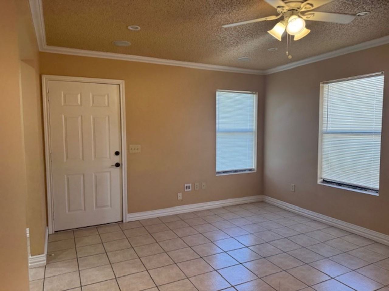 300 Lee St - Photo 3 of 10