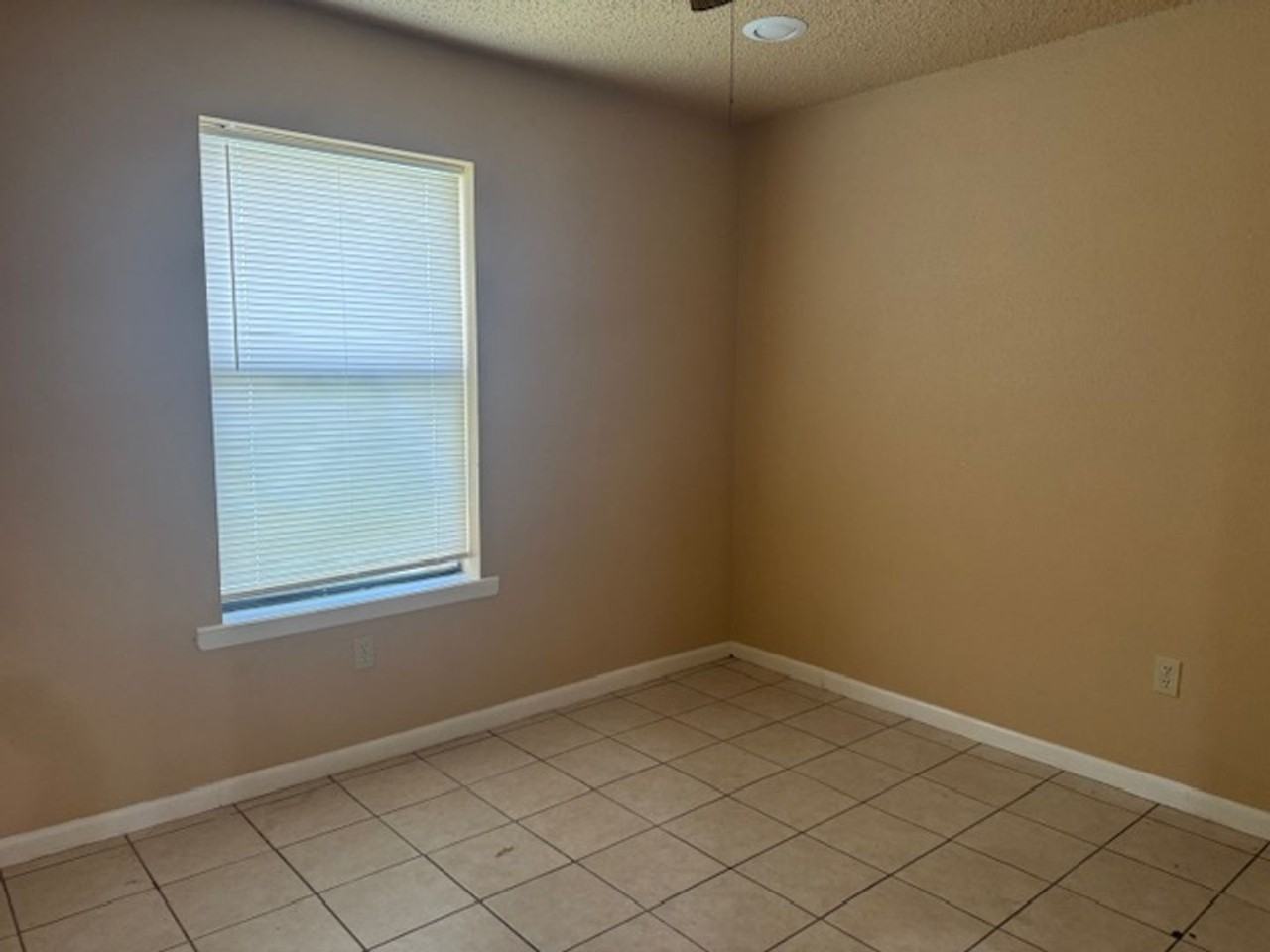 300 Lee St - Photo 4 of 10