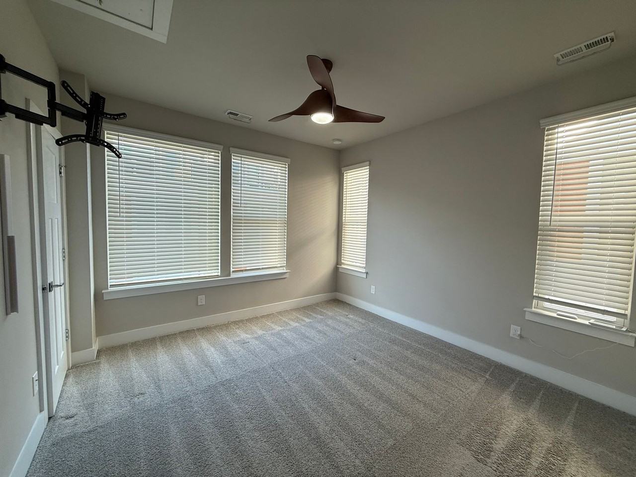 2118 Bryant Park Dr - Photo 7 of 24