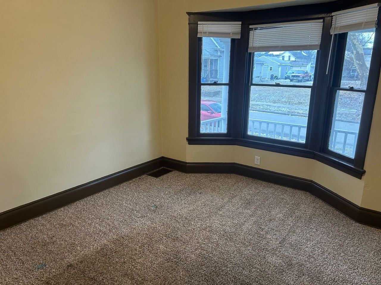 301 Parker Ave - Photo 4 of 18