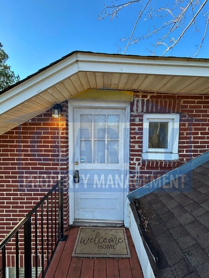 225 1/4 20th St Ne - Photo 3 of 12