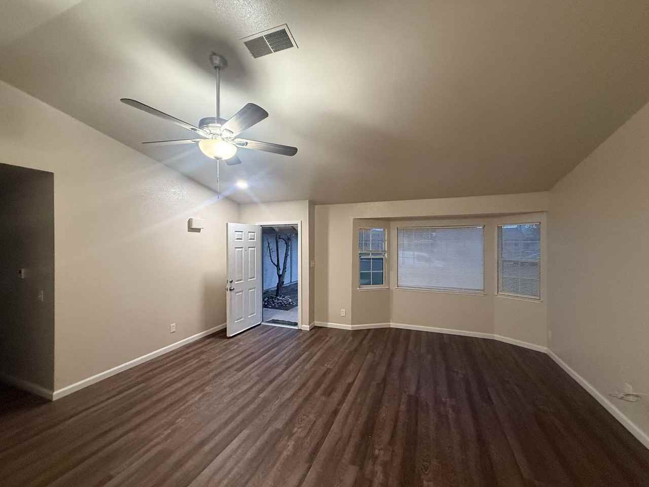 1039 Califa Dr - Photo 2 of 15