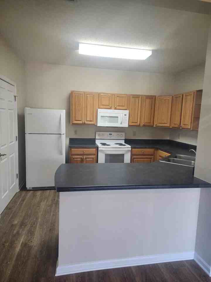 190 Wexford Dr #102 - Photo 3 of 20