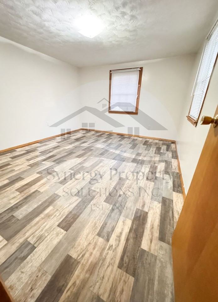 1070 Woodside Dr - Photo 2 of 13