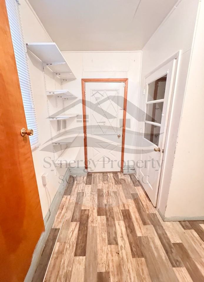 1070 Woodside Dr - Photo 3 of 13