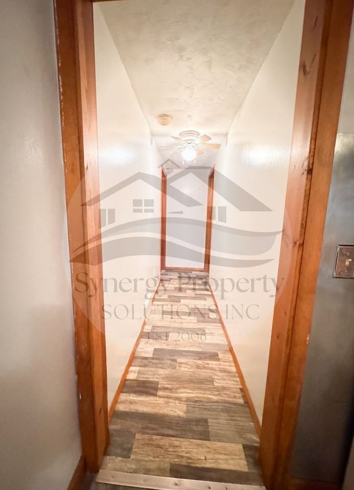 1070 Woodside Dr - Photo 5 of 13