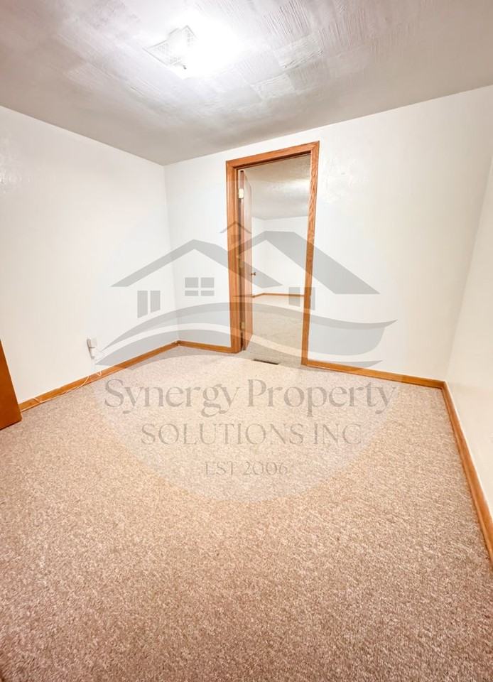 1070 Woodside Dr - Photo 6 of 13