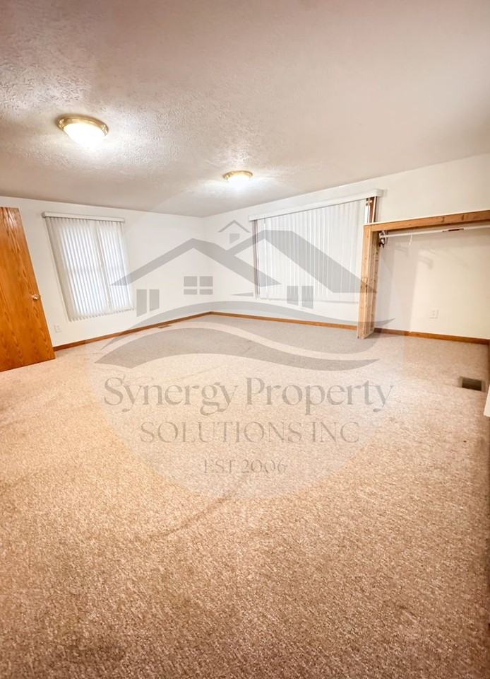 1070 Woodside Dr - Photo 7 of 13