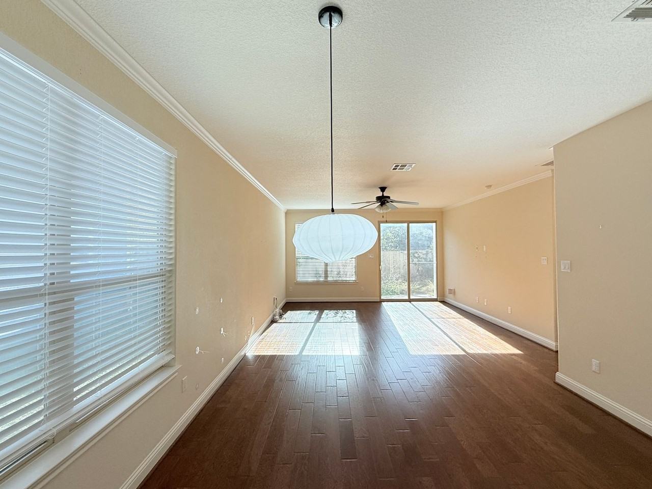 2505 Amur Dr - Photo 3 of 32