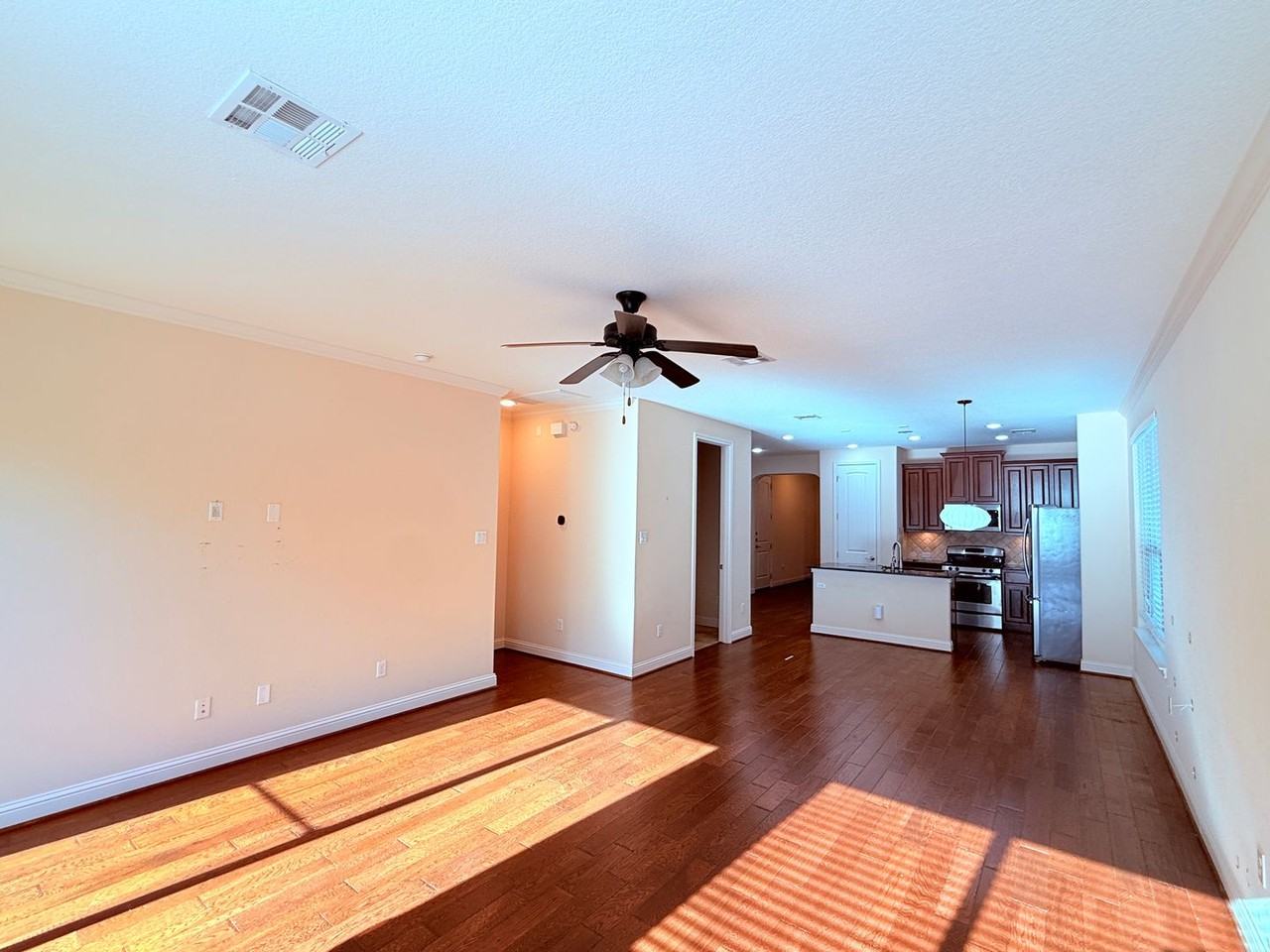 2505 Amur Dr - Photo 4 of 32