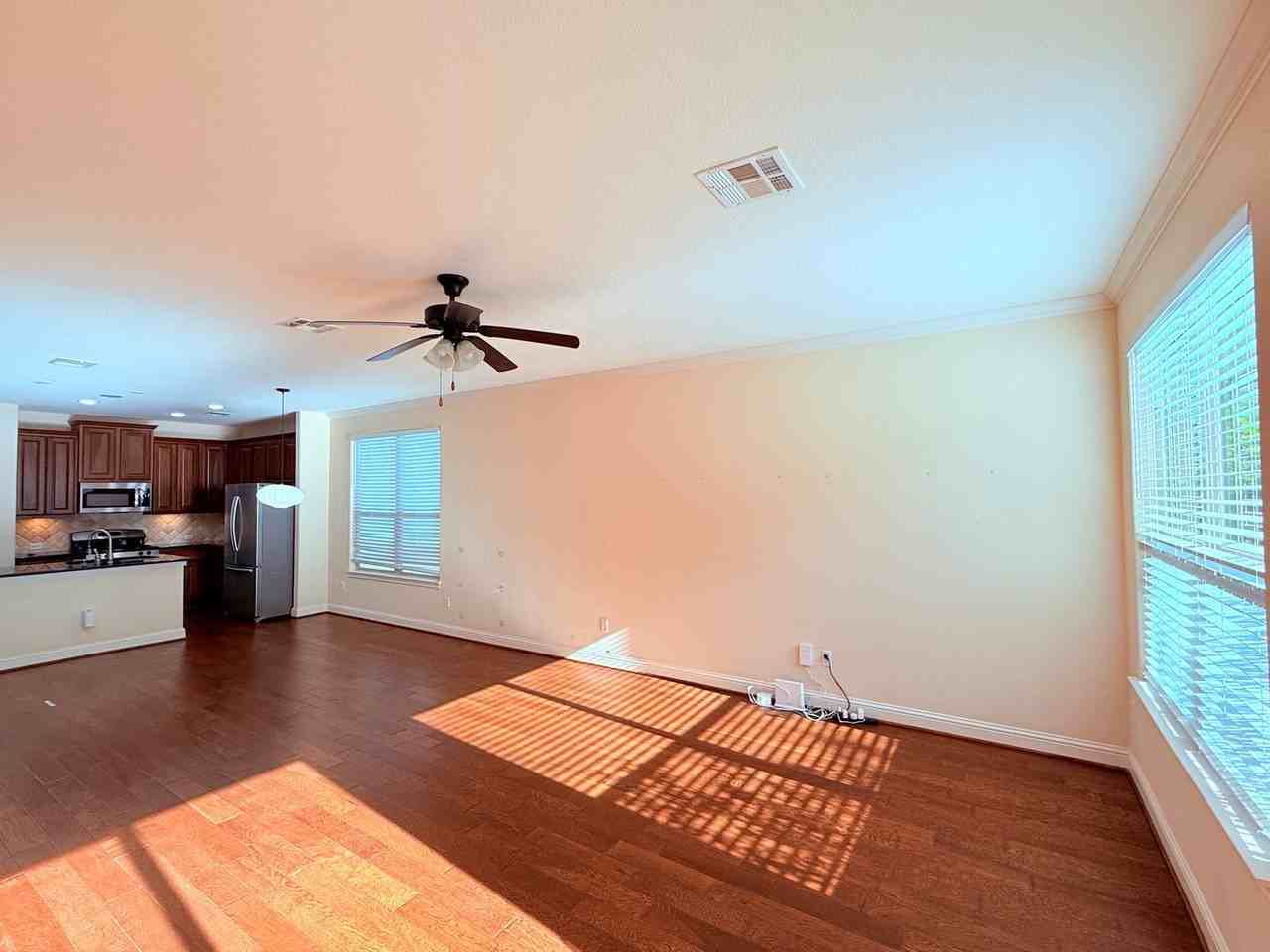 2505 Amur Dr - Photo 5 of 32