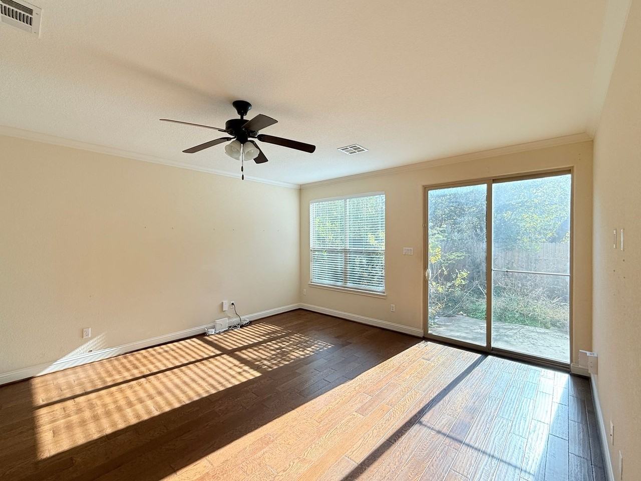 2505 Amur Dr - Photo 6 of 32