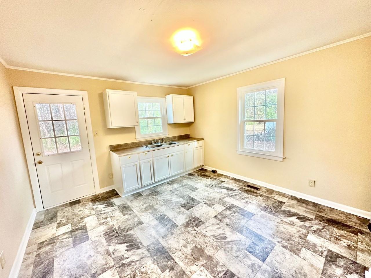 318 Arnold St - Photo 6 of 8