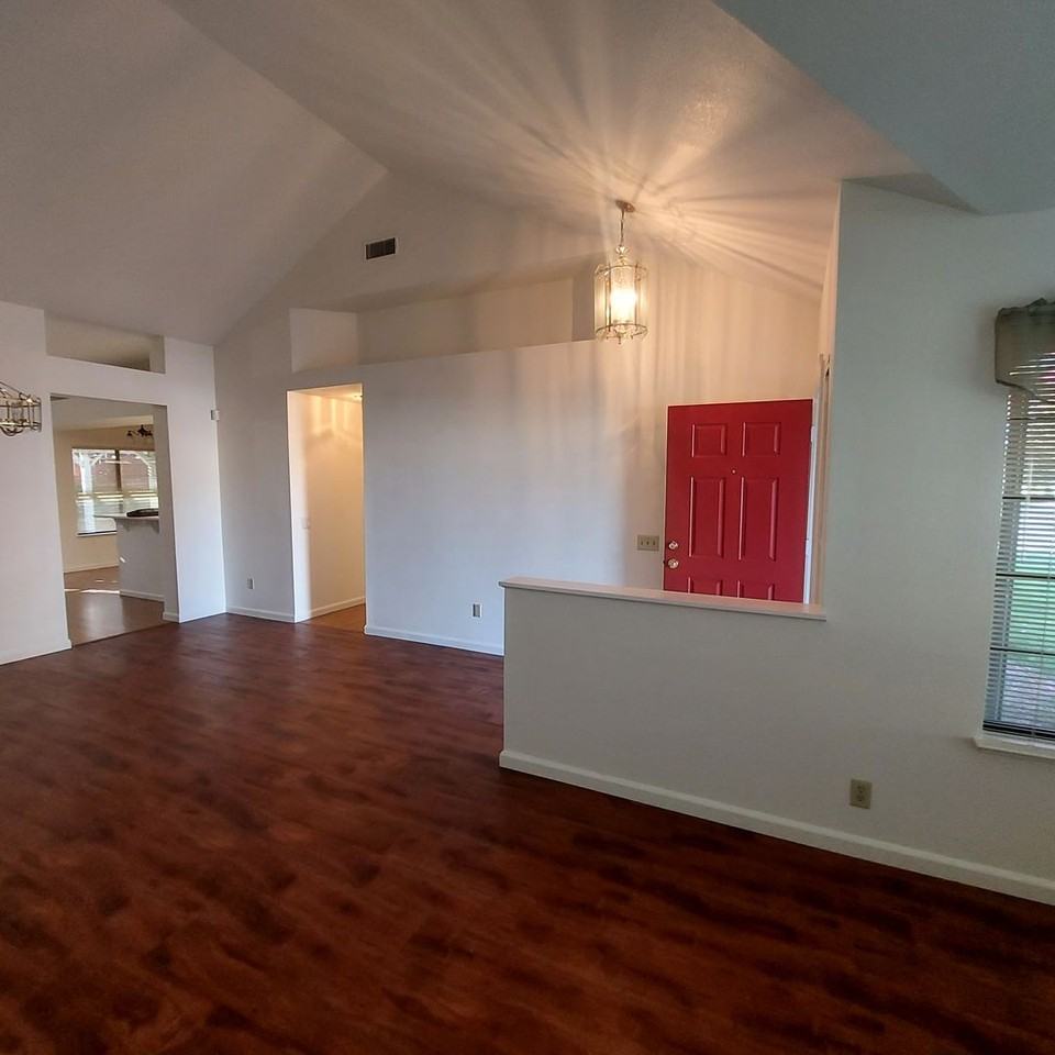 1402 Greenborough Dr - Photo 2 of 20