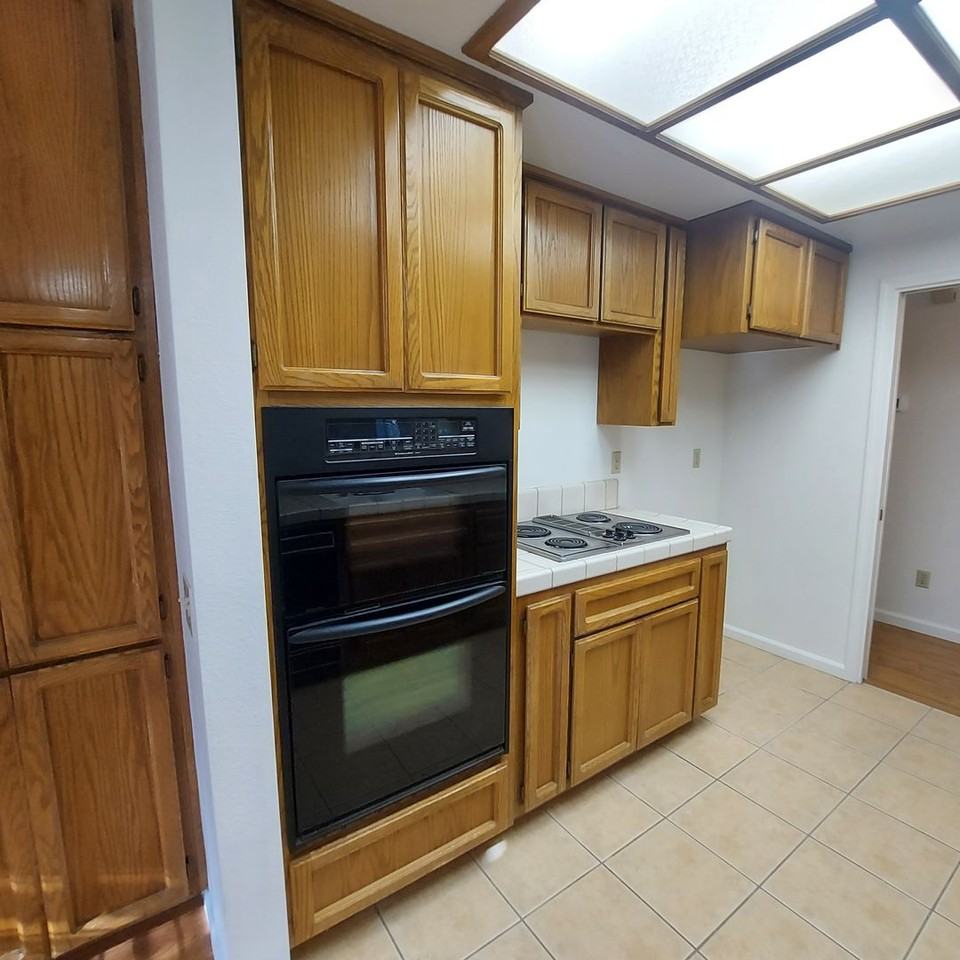 1402 Greenborough Dr - Photo 4 of 20