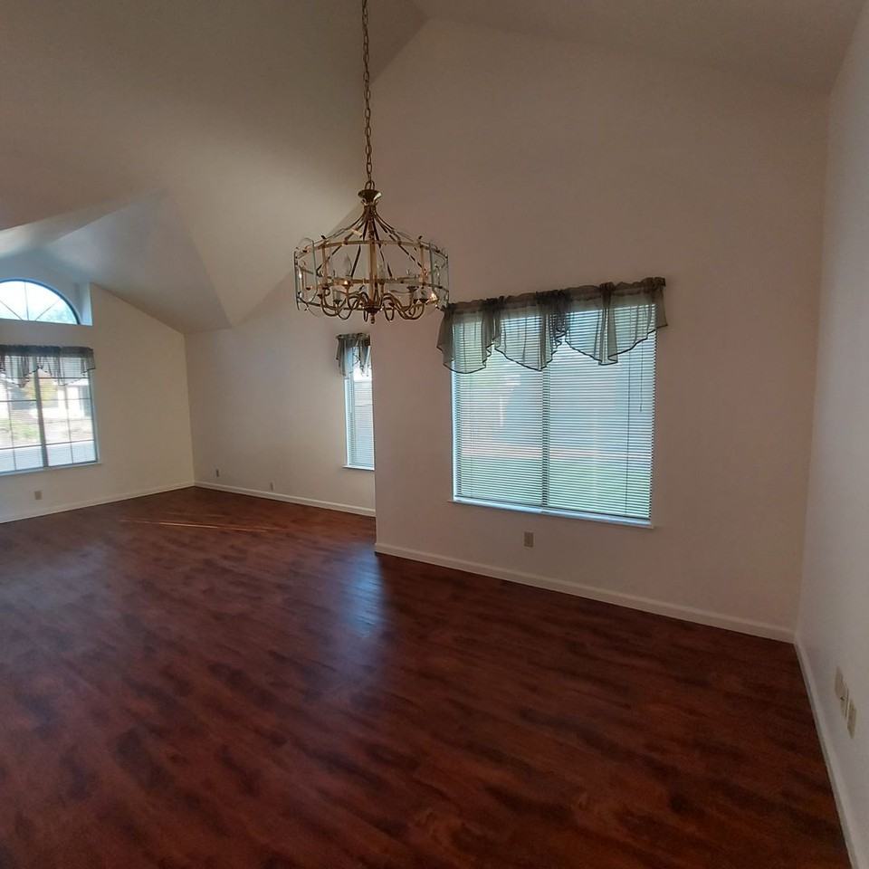 1402 Greenborough Dr - Photo 5 of 20