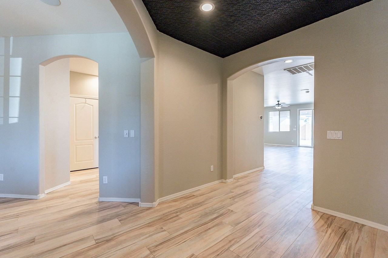 329 S 172nd Dr - Photo 3 of 44